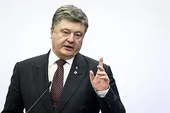 Порошенко наградил футболистов сборной Украины огнестрельным оружием