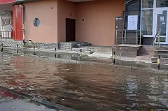 В Екатеринбурге дом на Щербакова с мая месяца топит канализационной водой