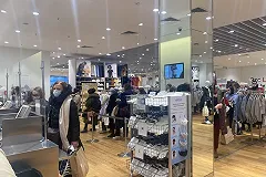 Жители Екатеринбурга побежали покупать одежду в магазин, который заявил об уходе из России