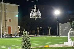Возле «золотой» школы на Вторчермете повесили гигантскую люстру над стадионом