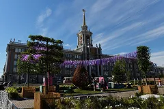 Парковка в центре Екатеринбурга превратилась в цветущий сад (ФОТО)