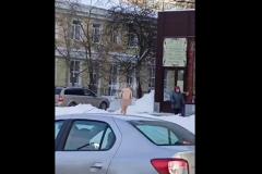 Абсолютно голый мужчина разгуливает по Екатеринбургу