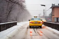 «Псих!» В Екатеринбурге таксист вышвырнул пассажирку из салона