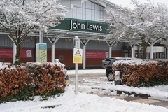 Девочка возместила магазину ущерб за разбитый елочный шарик