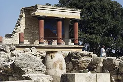 Пострадавшая от удара молнии на Крите российская туристка остается в больнице