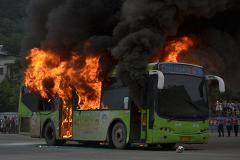 Под Артемовским сгорел автобус, в котором ехали 13 человек