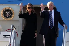 Мелания Трамп вновь отказалась брать мужа за руку после приземления самолета