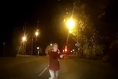 В Новоуральске девушка запрыгнула на капот машины, притворившись жертвой ДТП — видео