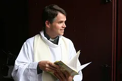 В США священника уличили в растрате пожертвований на услуги гея-садомазохиста