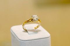Покупатель украл кольцо за девять миллионов рублей в московском салоне