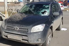 Автомобилям на парковке ЖК «Артек» разбило лобовые стекла осколками от телебашни