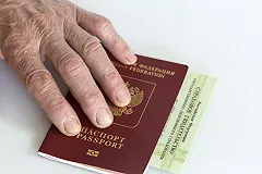 Свердловская полиция накануне Дня Победы вручила паспорта РФ трем заслуженным ветеранам