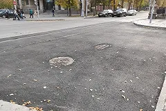 На проспекте Ленина в асфальт закатали гранитную брусчатку
