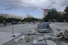 Дорогая гранитная плитка у Оперного театра потрескалась и пришла в негодность