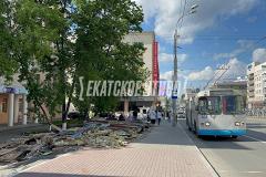 Екатеринбуржцы пожаловались на обломки остановки в центре города