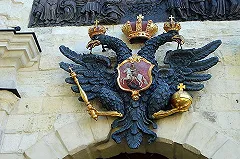 Военблогера возмутило видео с награждения сына Кадырова, где на гербе РФ нет крестов