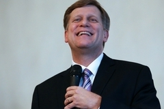 Макфол назвал вопрос Сноудена Путину идиотизмом