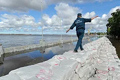 Су-24 бомбят лед на свердловских водоемах: военные борются с паводком