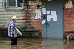 В Башкирии легковушка утонула в луже