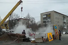 На Сортировке прорвало теплотрассу, кипятком затопило проезжую часть