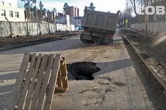 На Сортировке самосвал «продырявил» асфальт