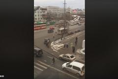Двое парней на «бублике», прицепленном к авто, прокатились накануне днем по центру Екатеринбурга