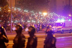 Выборы президента в Белоруссии закончились протестами и применением гранат против митингующих