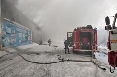 На сгоревшем складе в Красноярске найдены тела троих пожарных