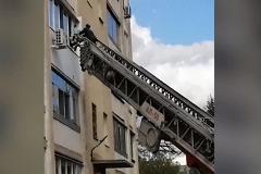 В Екатеринбурге из горящего жилого дома эвакуируют людей