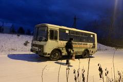 Маленький ребенок скатился с горки под колеса автобуса в Свердловской области