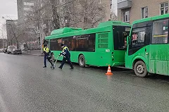 Разогнавшийся автобус с пассажирами в Екатеринбурге не смог затормозить, подъезжая к остановке