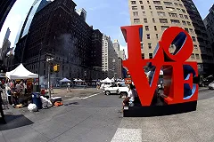 В центре Нью-Йорка установили кабинку для мастурбации