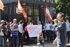 У здания отменившего телемост с Россией телеканала началась акция протеста