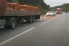 На трассе под Екатеринбургом из грузовика на ходу выпали десятки кирпичей