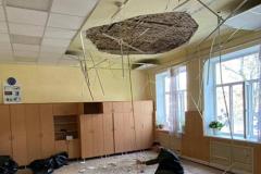В школе в классе во время урока потолок рухнул на детей