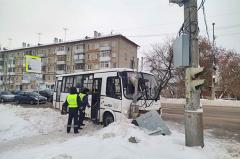 На свердловской трассе автобус с пассажирами попал в серьёзное ДТП