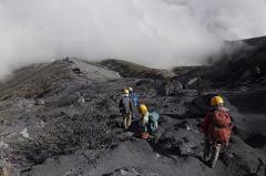 В Японии спасатели отправились на вершину вулкана за телами 27 человек