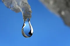 В Екатеринбурге на голову ребенку упала сосулька