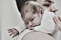 Жительница Челябинска «выгуливает» младенца, свешивая с балкона (ФОТО)