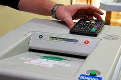 За два часа до окончания выдвижения в избирком еще пришел кандидат в губернаторы