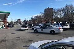 В США тщетные усилия женщины-офицера скрутить чернокожего рассмешили прохожих