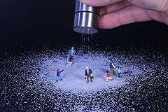 Медики: Россияне ежедневно съедают соли вдвое больше безопасной нормы