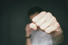 Вандалы разгромили входную группу музея Евгения Ройзмана*