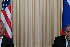 Лавров заявил Тиллерсону о неприемлемости снятия флагов России в США