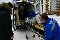 В Академическом женщину увезли на «скорой» после катания на бублике с горки