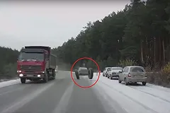 На трассе под Екатеринбургом у грузовика отлетели колеса