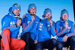 Шипулин и Бабиков устроили заезд на тележках в аэропорту