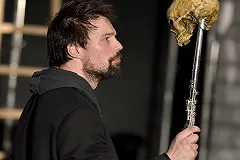 Зрительница подала на театр в суд за травмирование во время игры Данилы Козловского