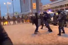 Администрация президента РФ распространила через СМИ ролик, на котором мужчина напал с битой на ОМОН