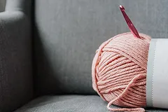 «Какие все привереды стали». Свердловчанке в хлебе от комбината «СМАК» попалась нитка